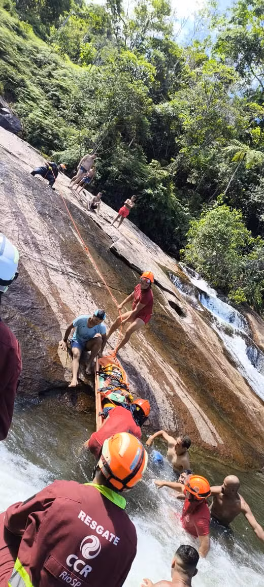 Turistas são resgatados após queda em cachoeira, em Ubatuba