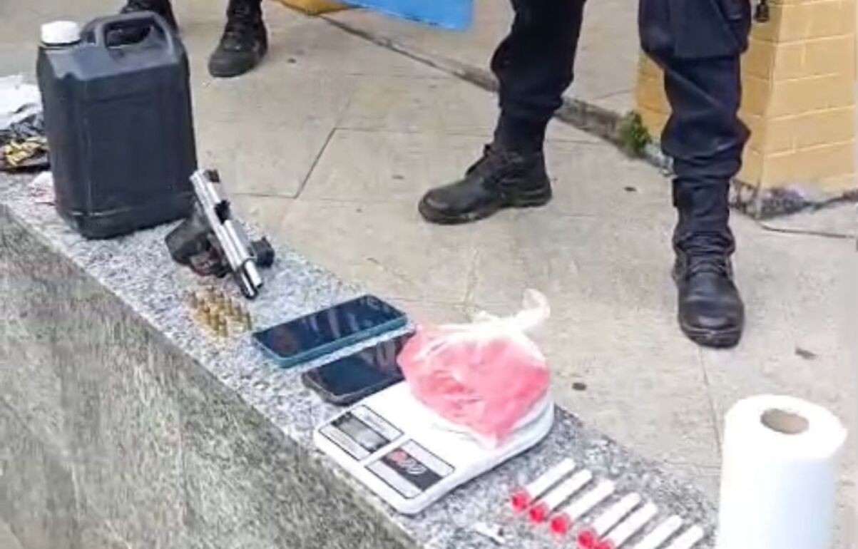 Homem é preso durante operação integrada contra o tráfico em Três Rios; arma e drogas são apreendidas