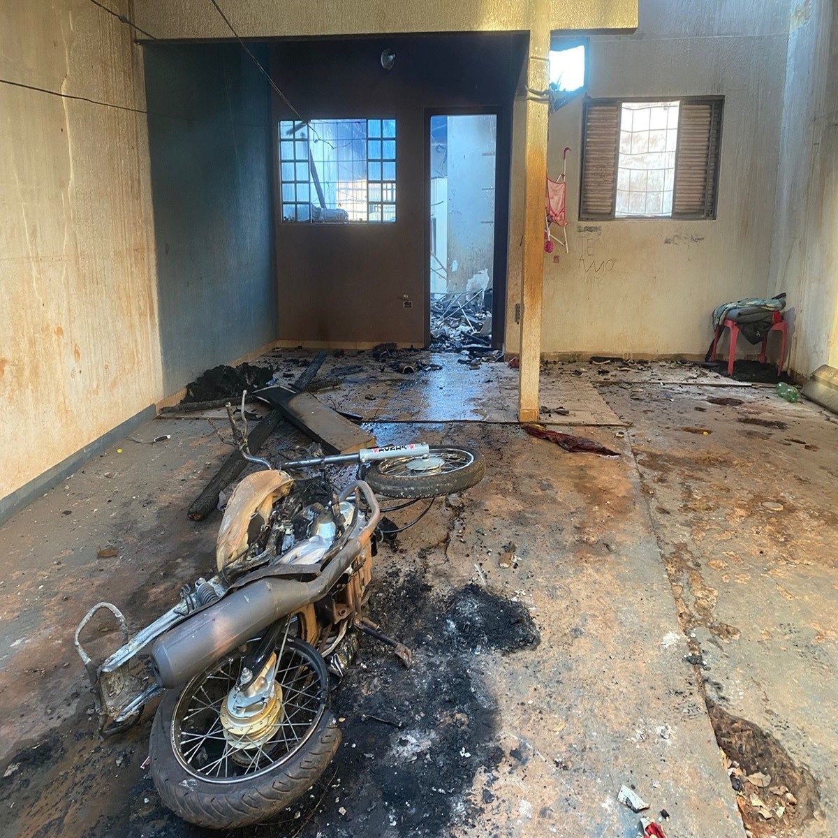 Briga entre casal termina com casa incendiada e troca de facadas em Campo Grande