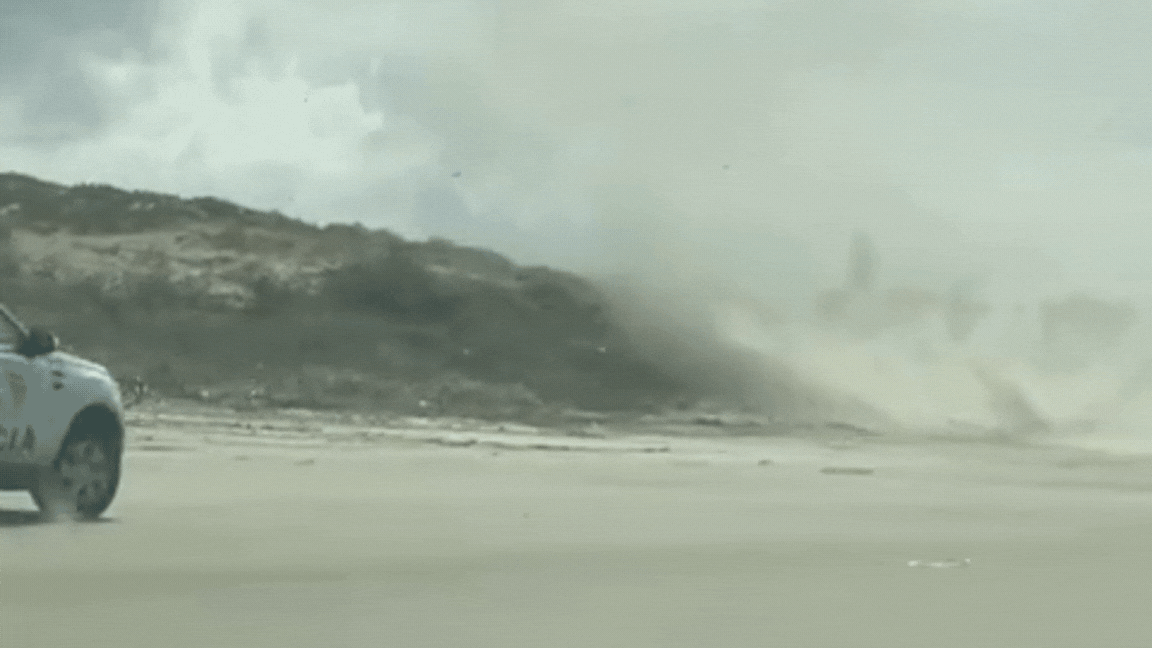 Nuvem-funil assusta banhistas em praia do litoral de SP; VÍDEO