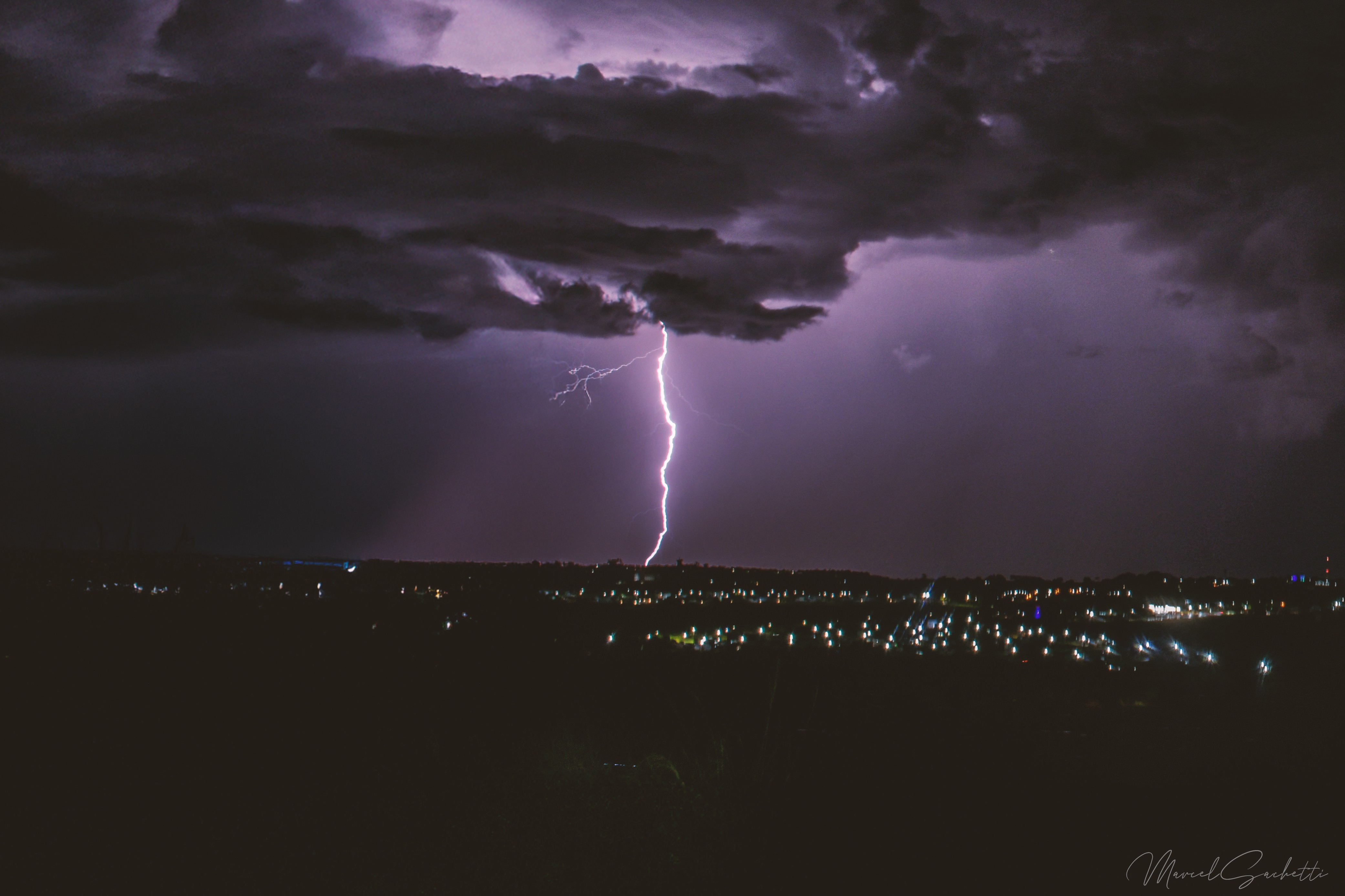 Paraná recebe alerta laranja de chuvas intensas com ventos de até 100 km/h em 206 cidades; veja a lista e a previsão do tempo