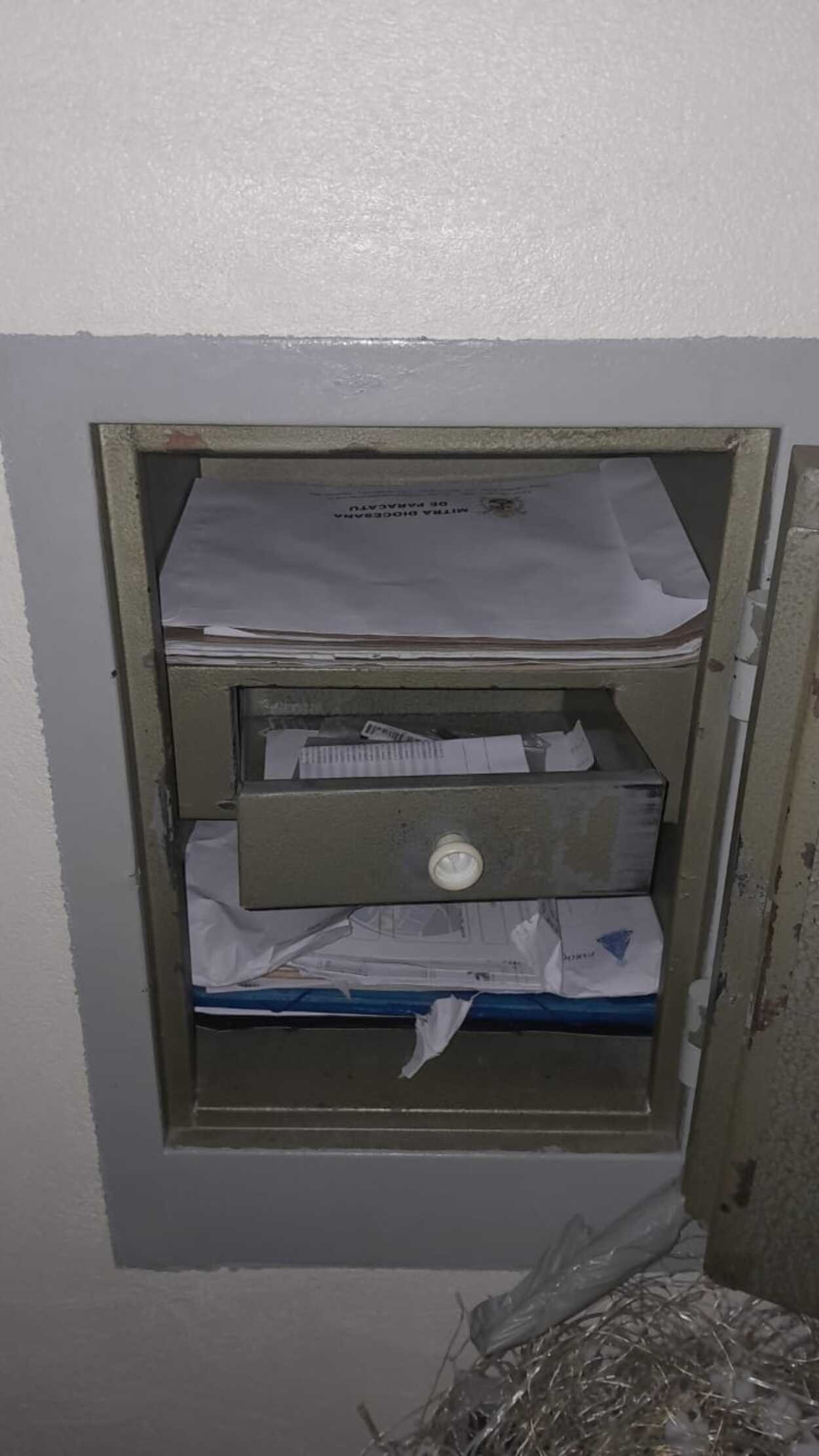 Criminosos arrombam igreja e furtam R$ 3 mil de cofre em Arinos