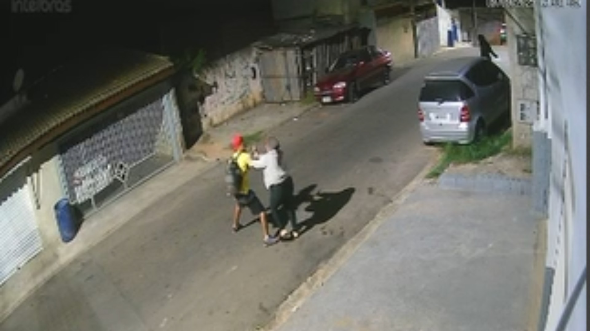 Câmera flagra momento em que homem esfaqueia mulher em ponto de ônibus no interior de SP; vídeo