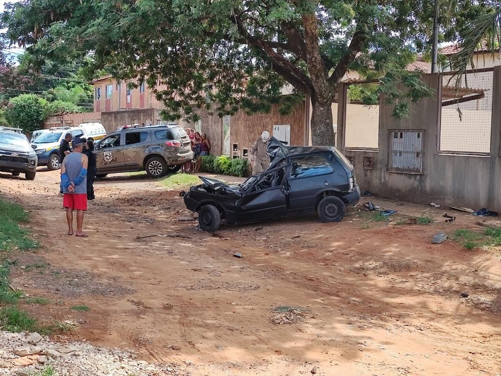 Em razão da violência da colisão, dos três ocupantes do carro que fugia da abordagem do BOPE em Campo Grande, dois ficaram feridos em estado grave — Foto: Ariovaldo Dantas/TV Morena