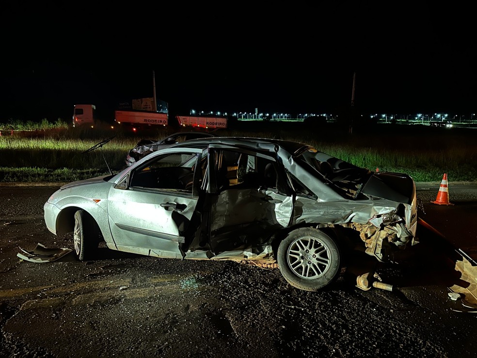 Carro após colisão no Trevo de Brasilândia — Foto: JP Agora/ Reprodução