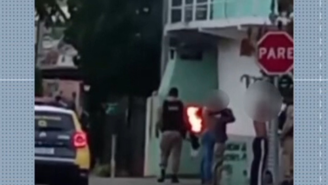 Policiais são registrados queimando roupas de homens durante abordagem no Paraná; VÍDEO