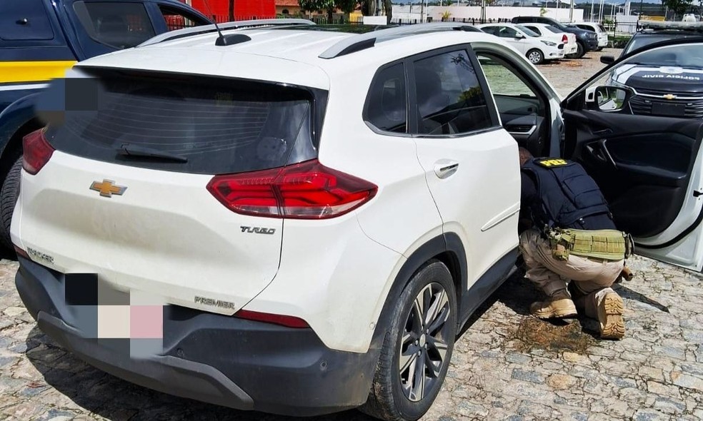 Homem é preso suspeito de negociar carro roubado com ‘quebra-queixo’ no interior da Bahia — Foto: PRF