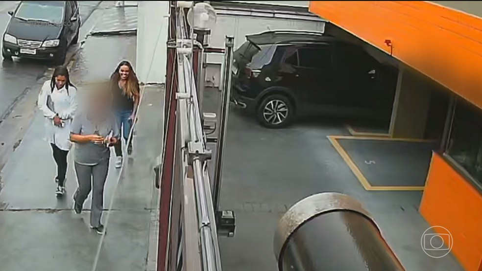 Golpe da biometria: duas falsas agentes de saúde  agem em São Bernardo do Campo, na Grande São Paulo — Foto: Fantástico/ Reprodução