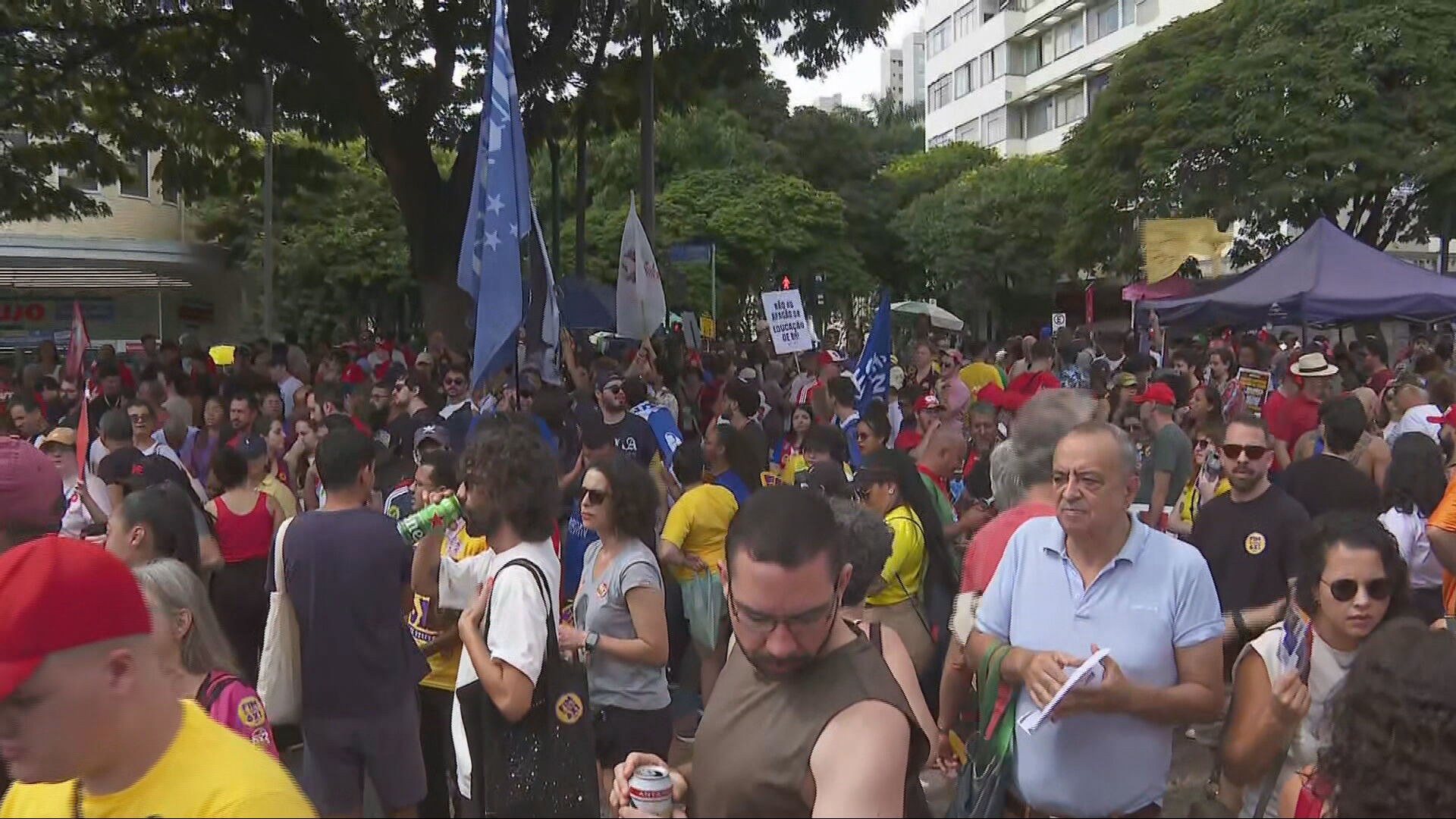 Trabalhadores fazem ato de 1º de maio em BH 