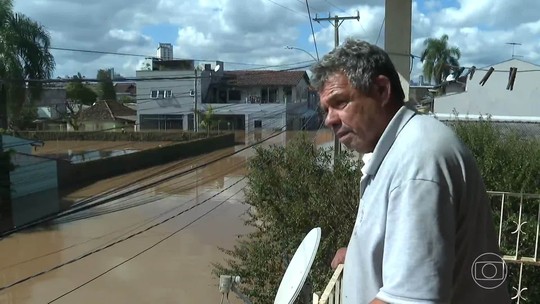 Temendo saques, moradores resistem em casas alagadas no RS - Programa: Jornal Nacional 