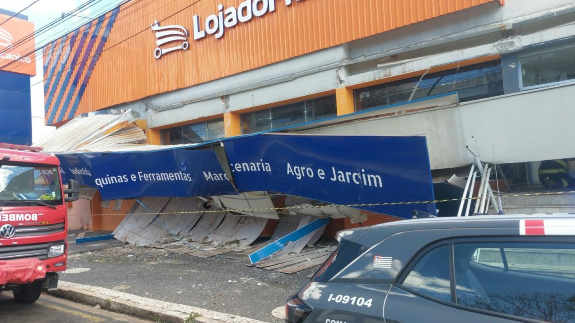 Cobertura de comércio desaba sobre calçada em Marília; ninguém se feriu