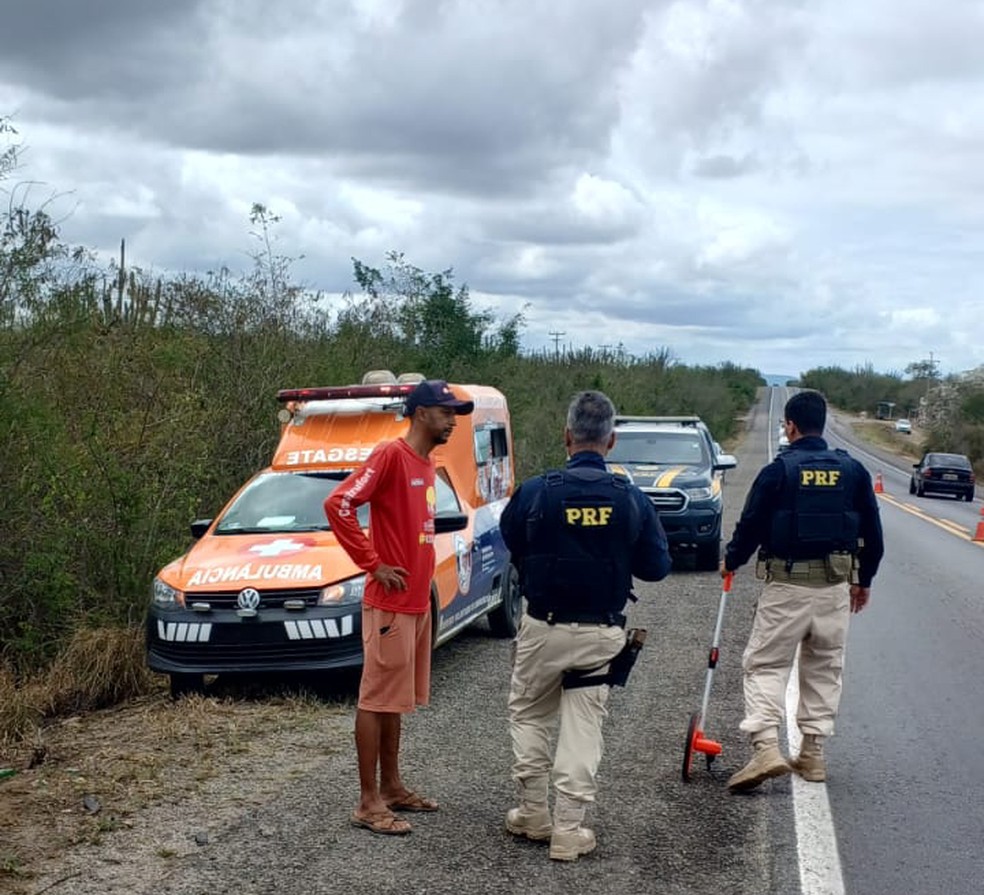 Casal de irmãos morrem após batida entre motocicleta e caminhão-baú no interior da Bahia — Foto: Divulgação/Brigada Anjos Jacuipenses