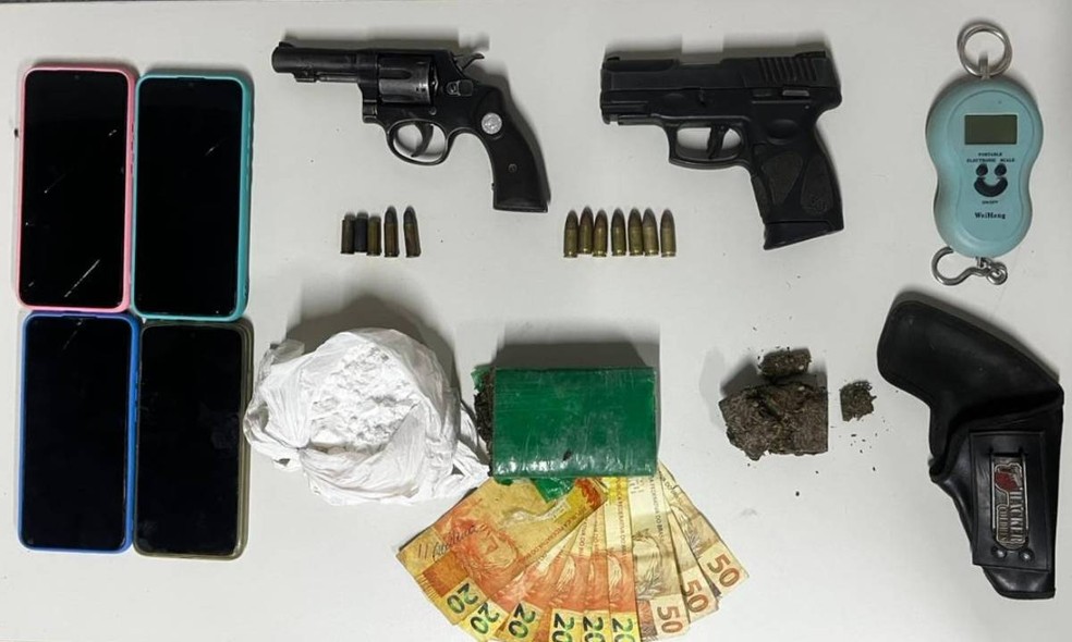 Armas e drogas foram apreendidas com os suspeitos que morreram em Sento Sé — Foto: Divulgação/PM
