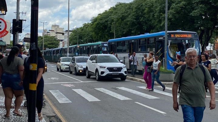 Ônibus fecham pista da Avenida Rio Branco, em Juiz de Fora