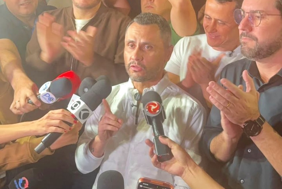 Senador Cleitinho Azevedo em entrevista coletiva na Praça do Santuário, em Divinópolis, quando afirmaou que seria candidato  ao governo de MG — Foto: Michelle Pereira/TV Integração