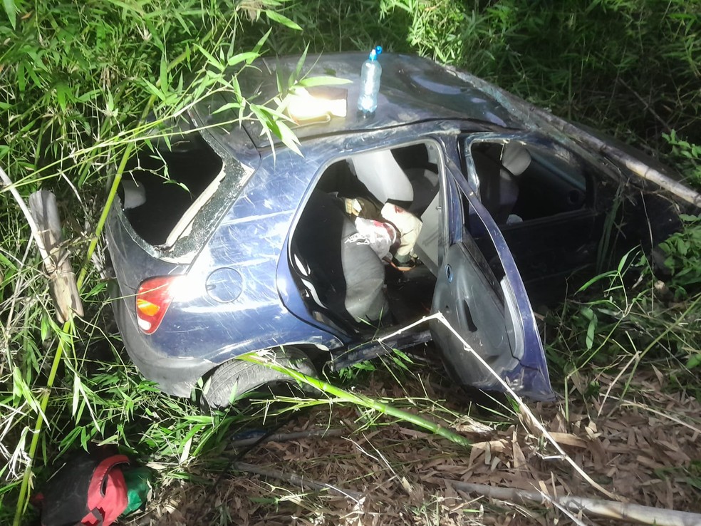 Carro ficou completamente destruído após em ribanceira. — Foto: Divulgação/Polícia Militar Rodoviária