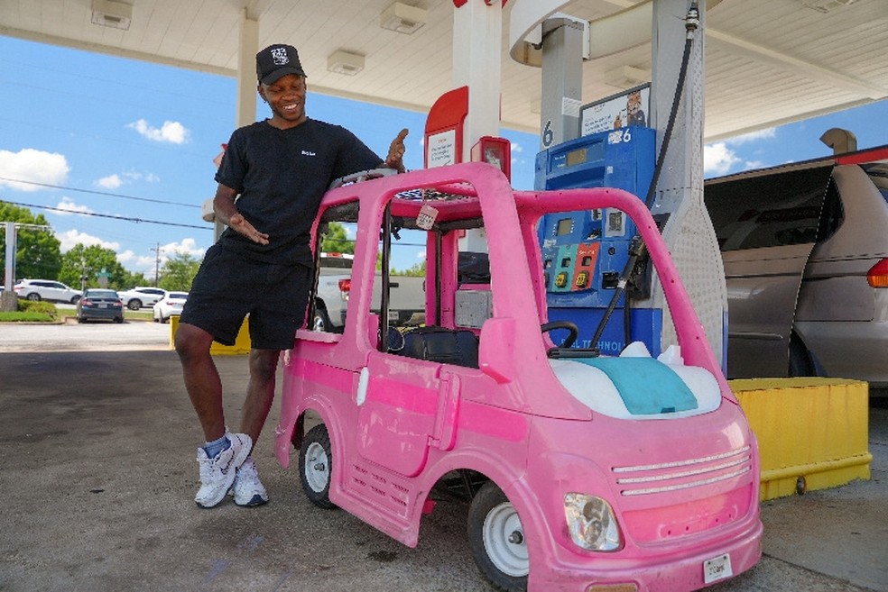 Mali Hightower adaptou um carro elétrico da Barbie de brinquedo para economizar com gasolina. — Foto: Jayla Whitfield-Anderson/Reuters