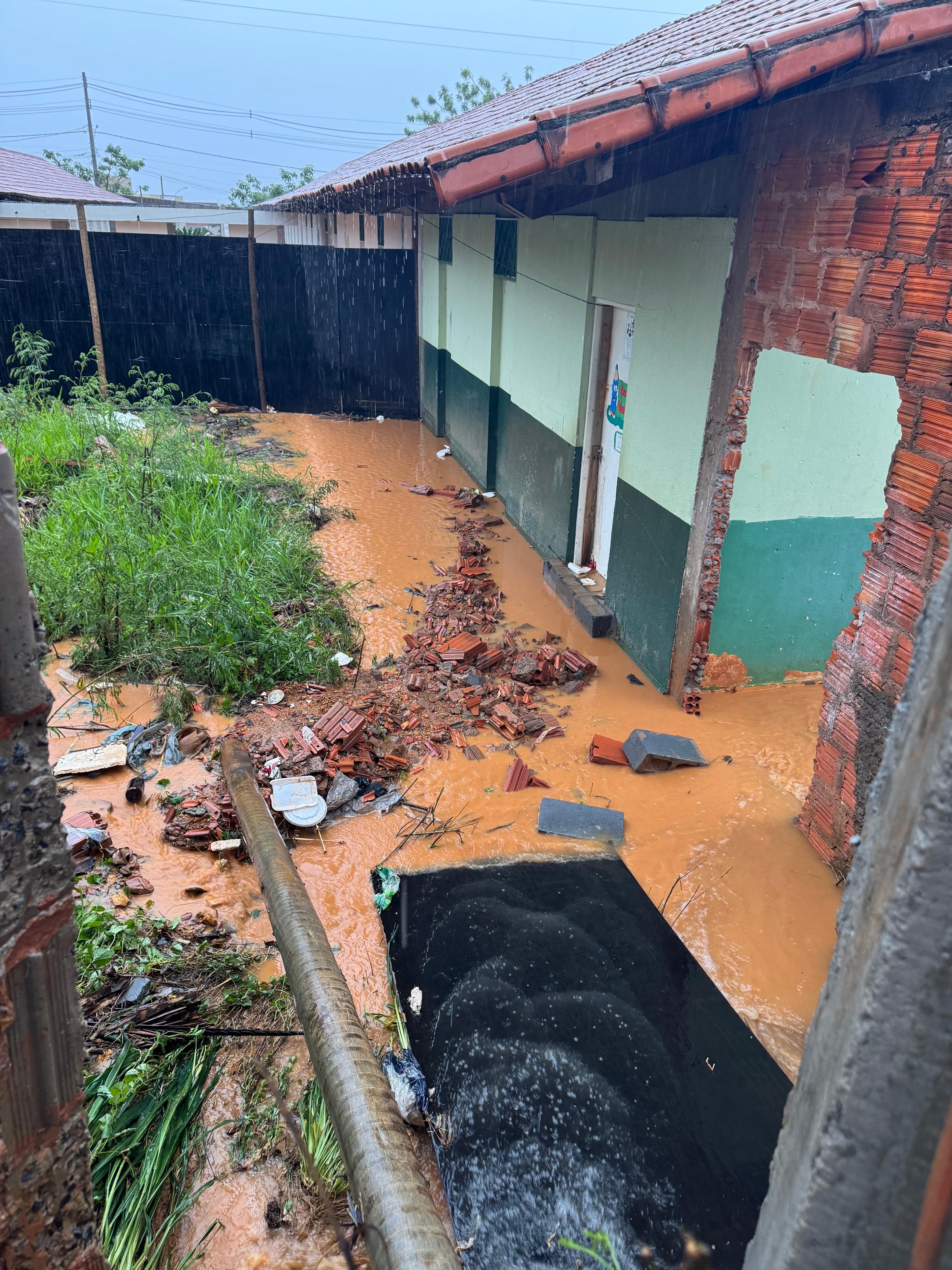 Chuva alaga ruas, invade escola e causa impacto no trânsito em Montes Claros
