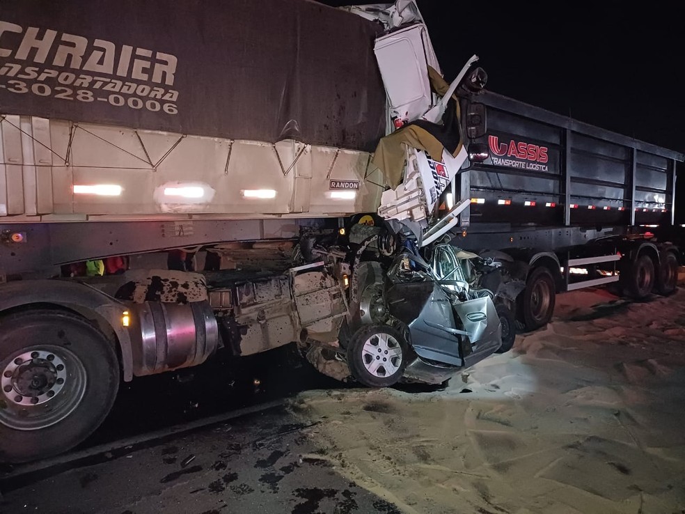 Carro foi prensado por carretas no Contorno Leste, na Região Metropolitana de Curitiba — Foto: PRF