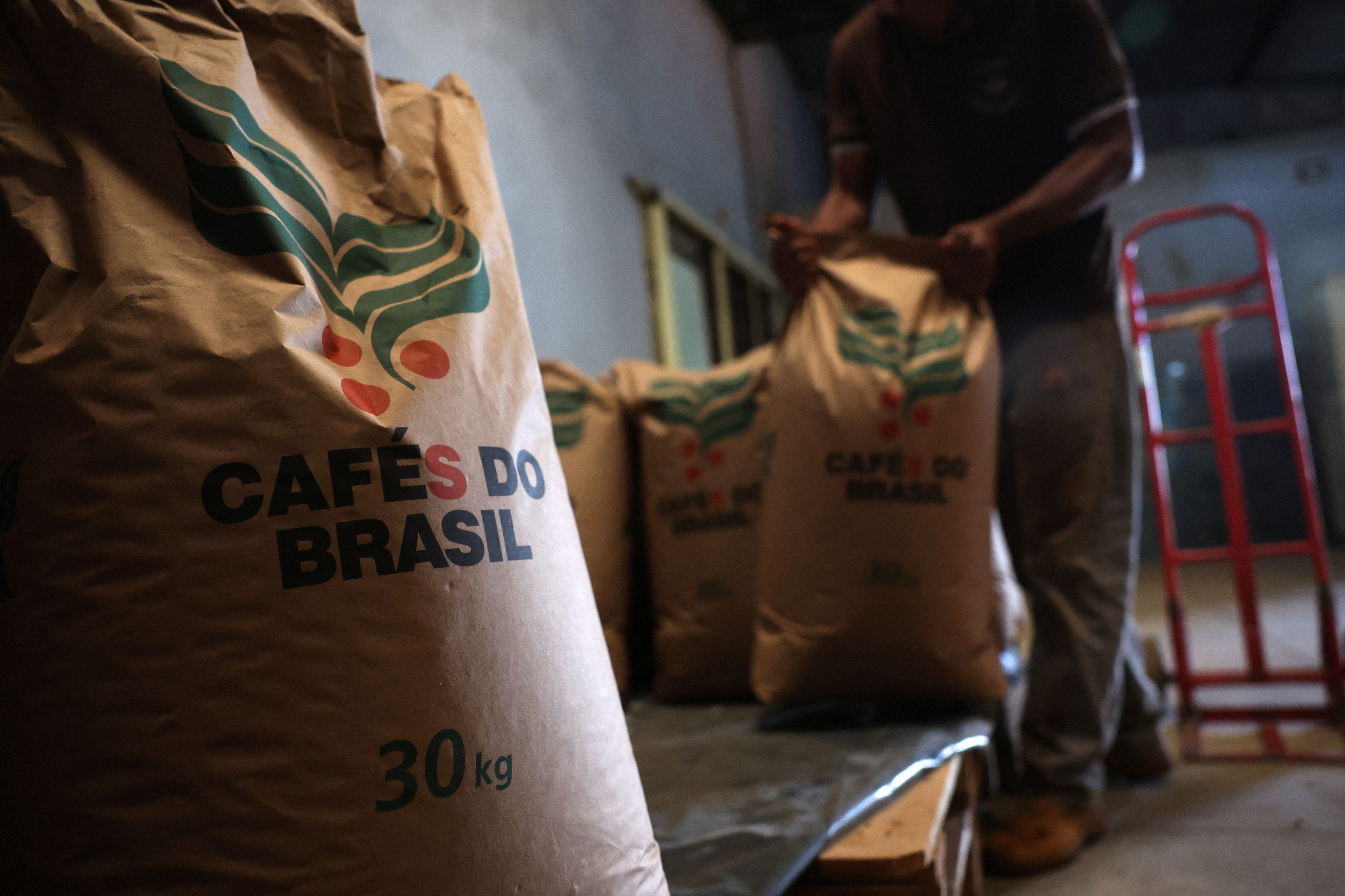 Tarifaço: resistente, café pode ser estocado agora para ser exportado só em 2026