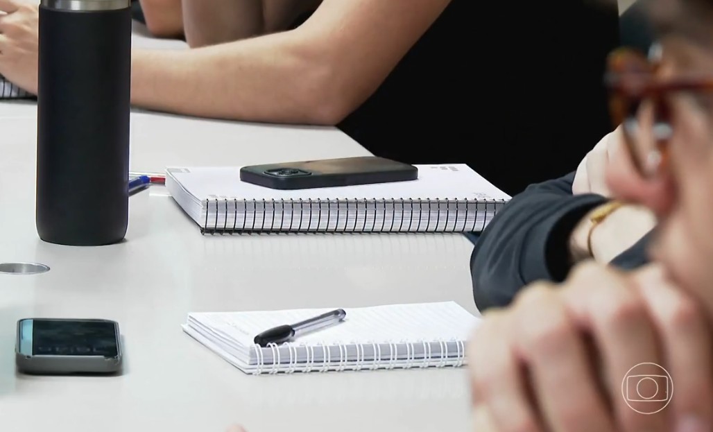 Celulares no ensino superior: proibir ou não? - O Assunto #1661