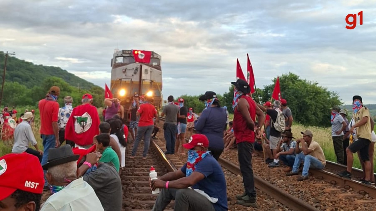 Trem de Passageiros volta a circular após mais de 24h de bloqueio do MST no Leste de MG