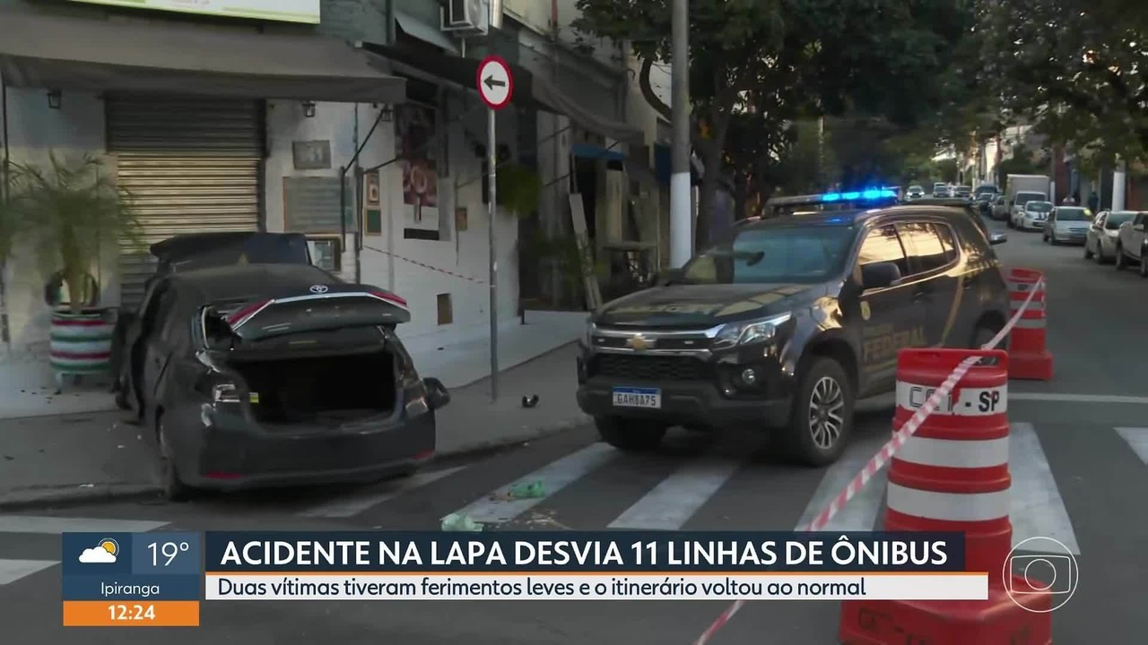 Ônibus e carro batem na Lapa, em São Paulo; duas pessoas ficam feridas