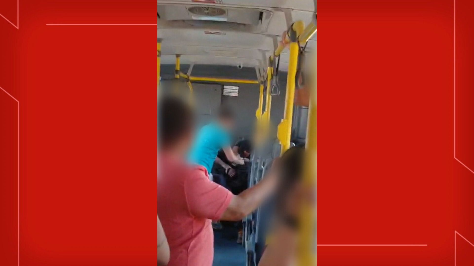 VÍDEO: Homem tenta assaltar ônibus e é detido por passageiros no DF
