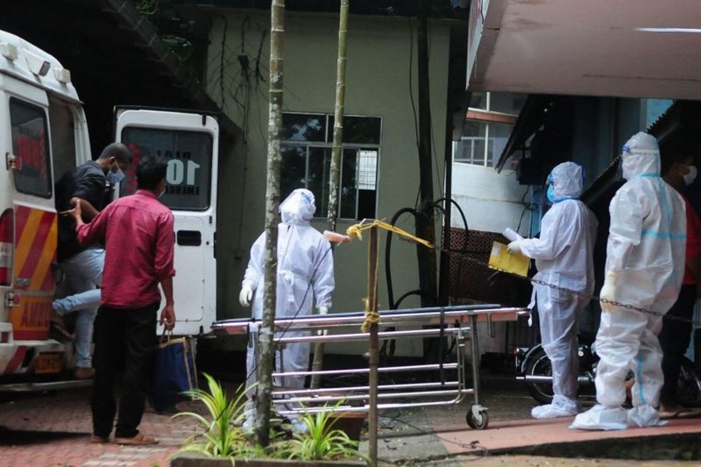 Profissionais transferem pessoas que estiveram em contato com uma pessoa infectada com o vírus Nipah para um hospital em Calecute — Foto: GETTY IMAGES via BBC