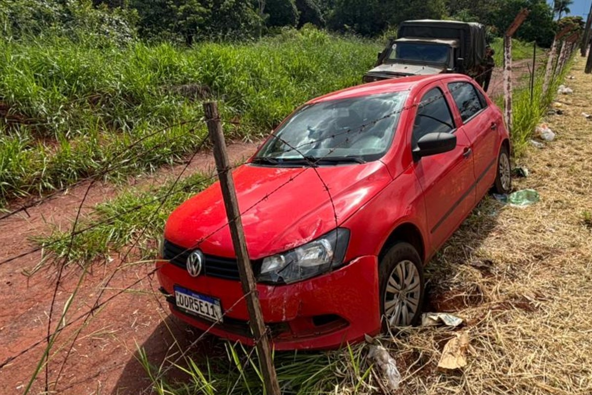 Motorista por app perde controle do carro e invade área do Exército em Campo Grande