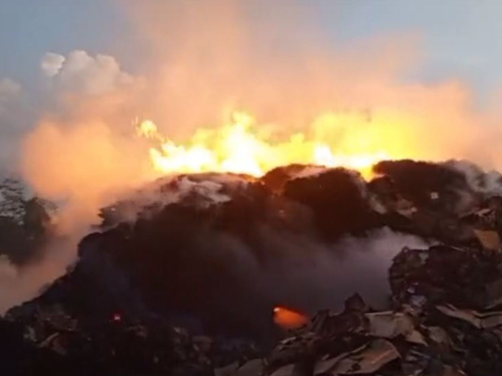 Após 7h de combate, bombeiros apagam incêndio em empresa de reciclagem no Acre