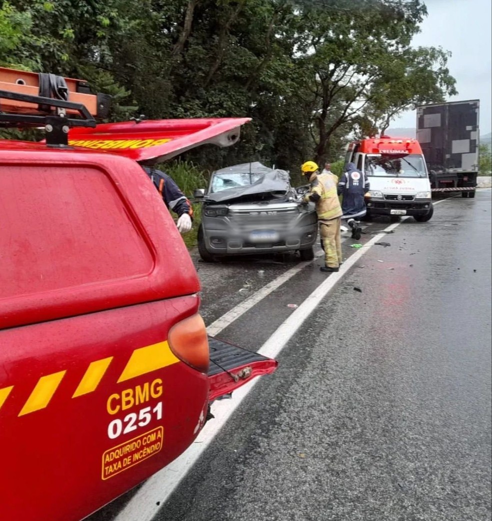 Acidente entre Carmo da Mata e Oliveira — Foto: Corpo de Bombeiros/Divulgação