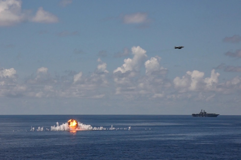 Caça de guerra AV-8B Harrier II, da Marinha dos Estados Unidos, realiza bombardeios no mar do Caribe durante exercício militar em 2 de outubro de 2025. — Foto: Emily Hazelbaker/Marinha dos Estados Unidos