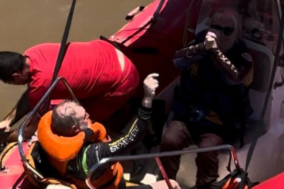família é resgatada após ficar 18h naufragada em Rio Paraná, em Presidente Epitácio (SP) — Foto: Grupamento Aéreo Águia PM/Reprodução