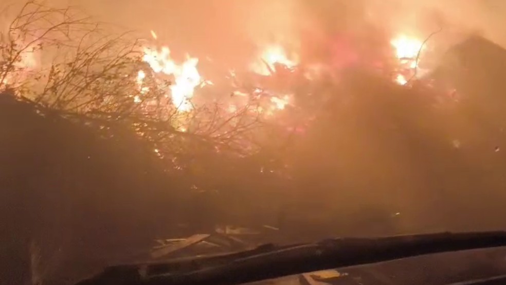 1 de 1
Inc&ecirc;ndio atingiu &aacute;rea de descarte de lixo &mdash; Foto: Reprodu&ccedil;&atilde;o/Defesa Civil