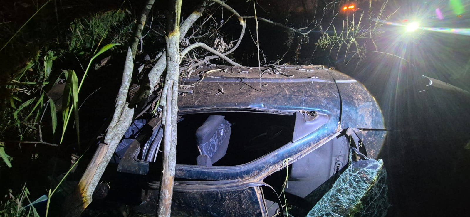 Motorista e passageira morrem após carro invadir a contramão e capotar na BR-262