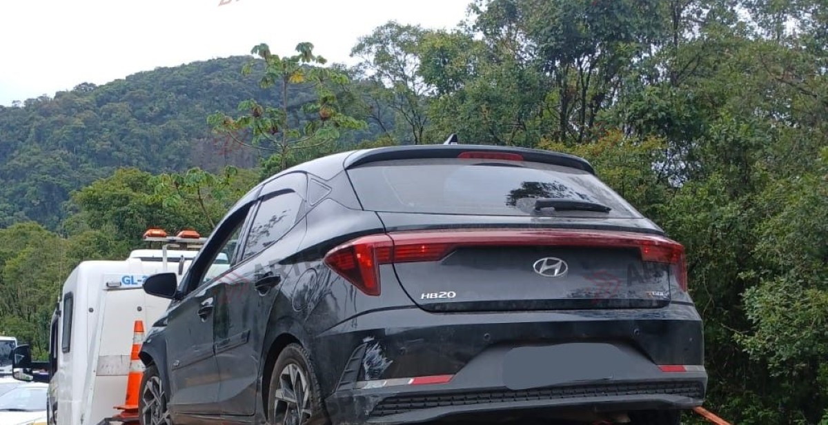 Acidente entre dois carros interdita faixa e causa lentidão na Mogi-Bertioga