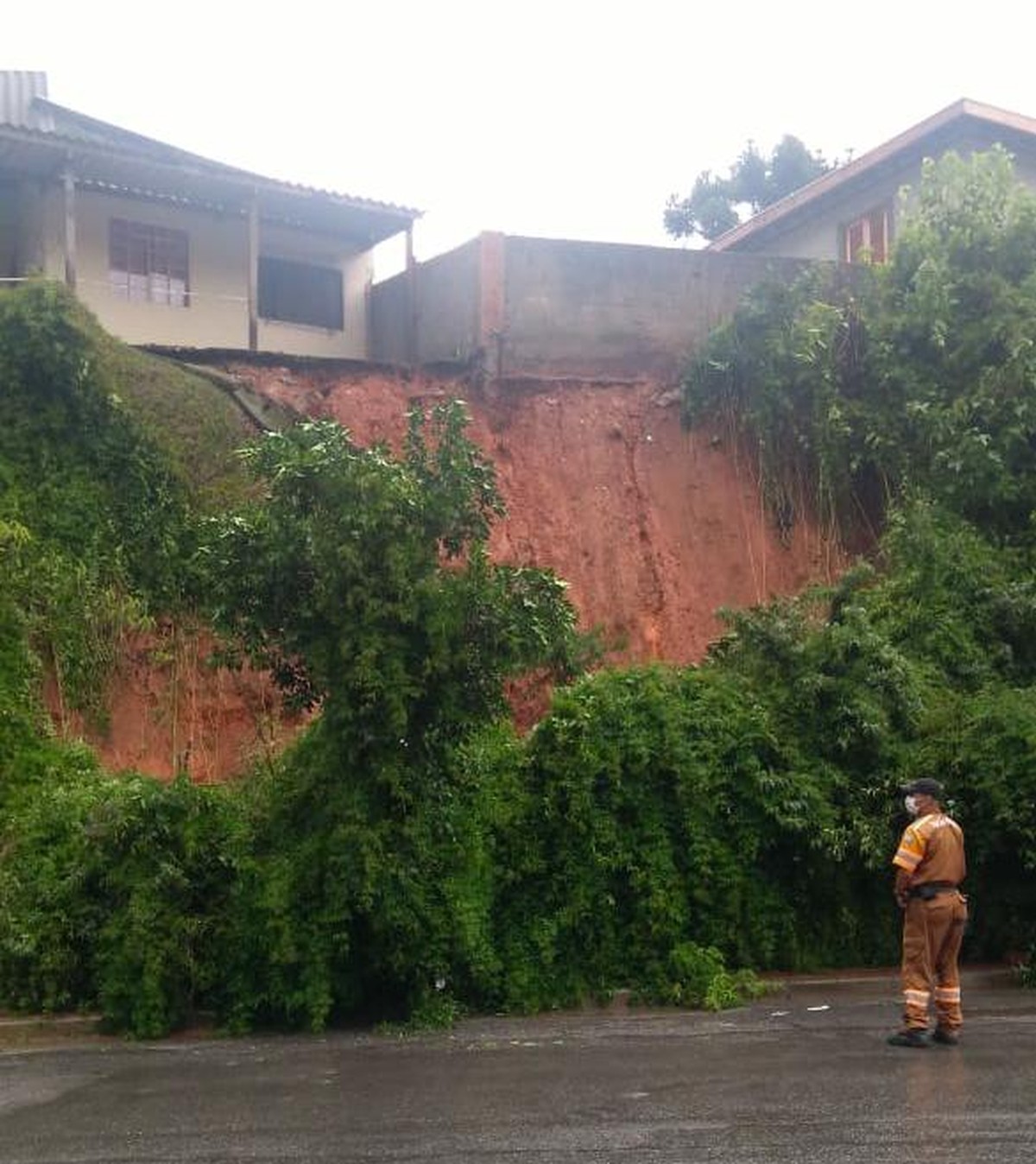 Chuva Provoca Deslizamento De Terra Na Vila Albertina Em Campos Do Jordão Sp Vale Do Paraíba 