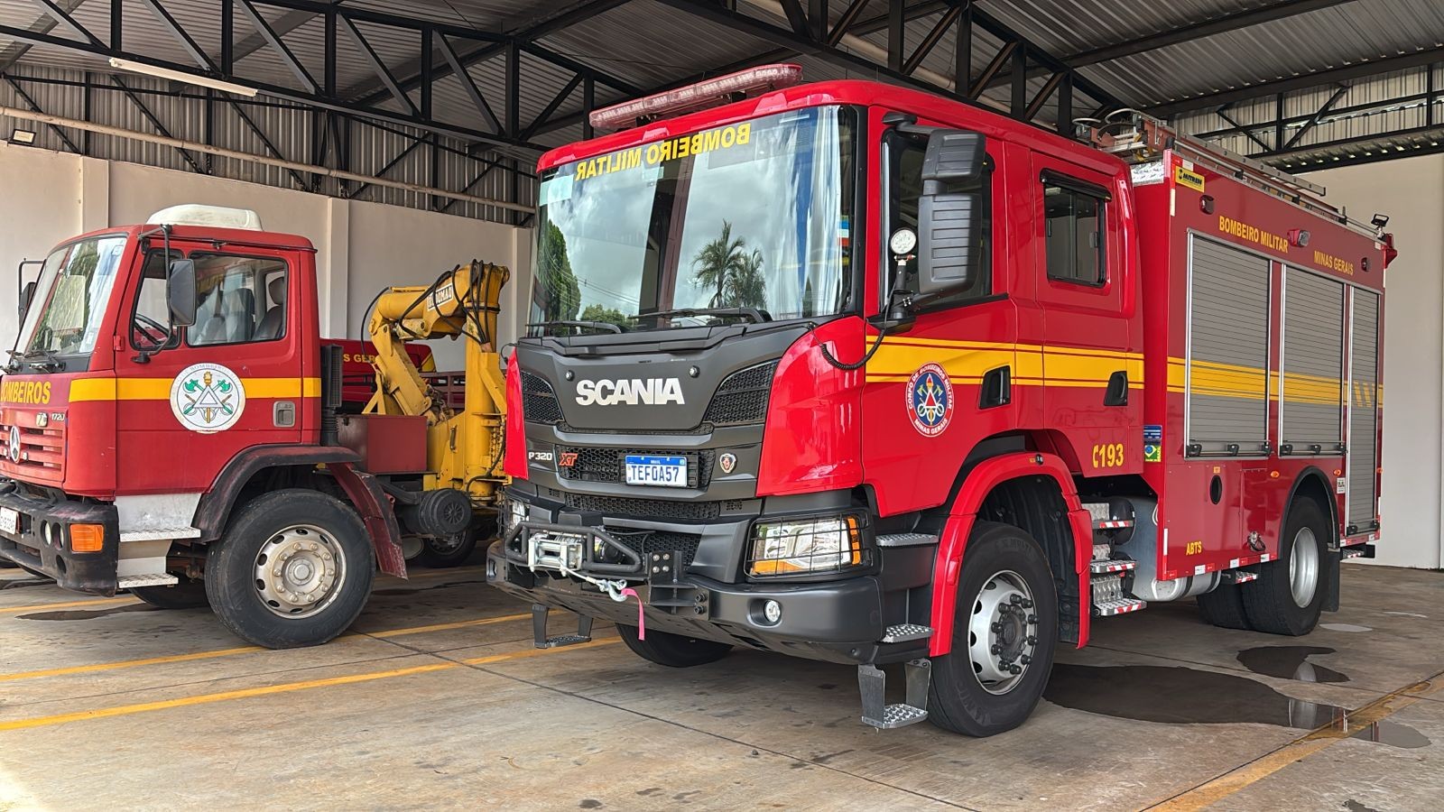 Sofá onde celular era carregado pega fogo e incêndio atinge casa em Uberaba