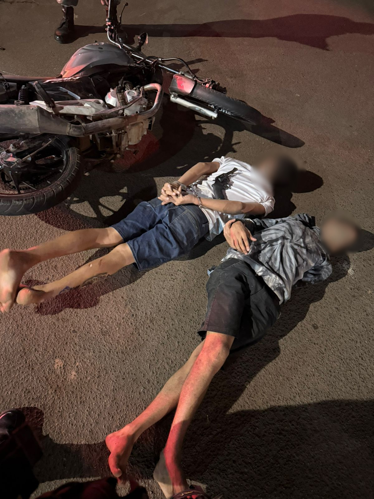 Jovem e adolescente são detidos por assaltos em distribuidora e bar