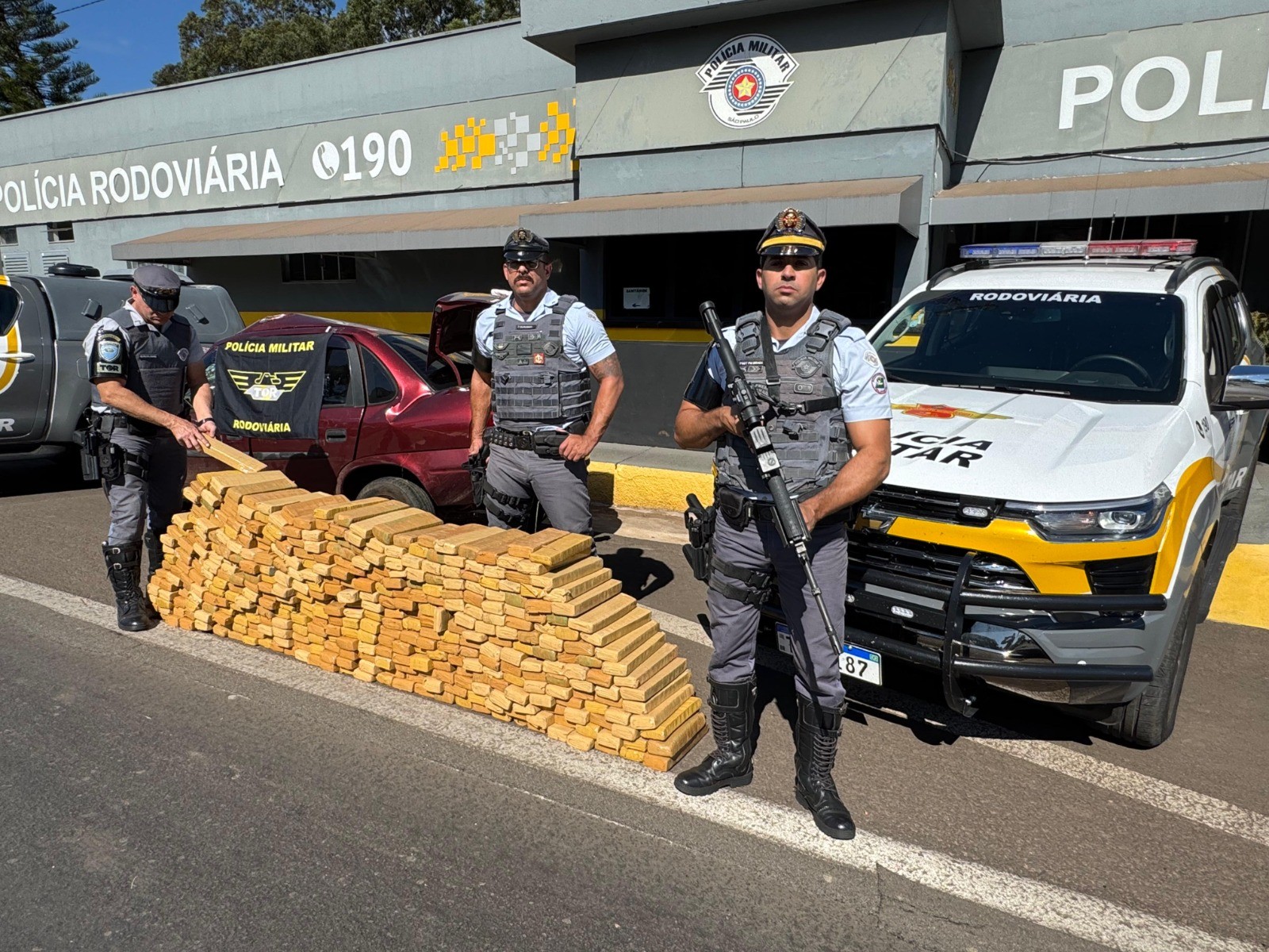 Carro capota na Rodovia Ângelo Rena com mais de 400kg de maconha e motorista acaba preso em Presidente Prudente 