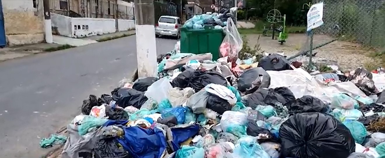 Moradores denunciam lixo acumulado e entulho em calçadas de Petrópolis