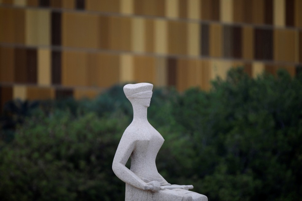 A estátua da Justiça, diante do prédio do STF, na tarde desta quinta-feira em Brasília — Foto: Ueslei Marcelino/Reuters