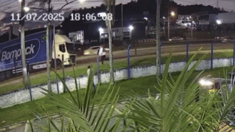 Caminhoneiro embriagado invade contramão e atropela motociclista em SC; VÍDEO