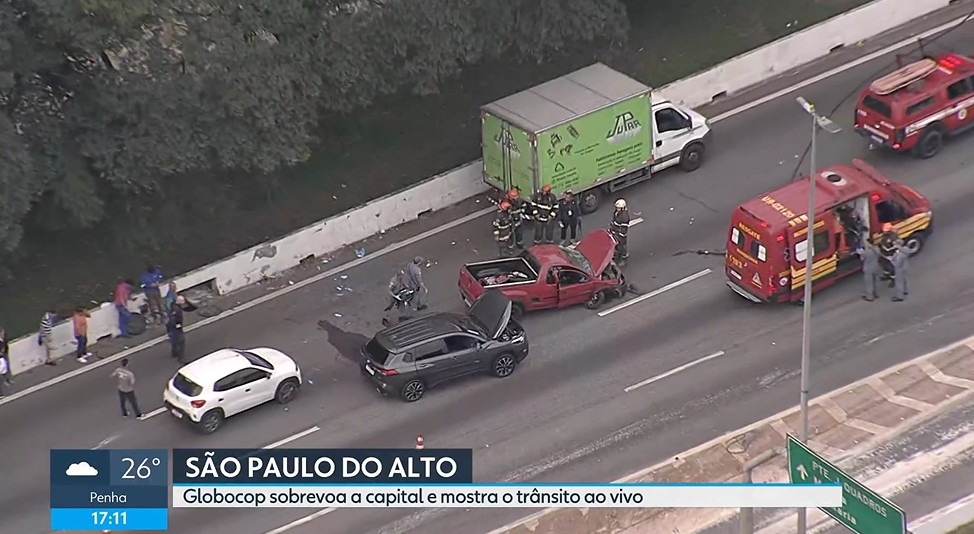 Acidente na Marginal Tietê deixa vítima presa nas ferragens e causa congestionamento na pista expressa em horário de pico