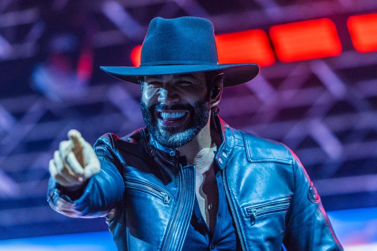 Gusttavo Lima vai de sofrência a Sweet Child O' Mine em show com direito a rave em rodeio no interior de SP