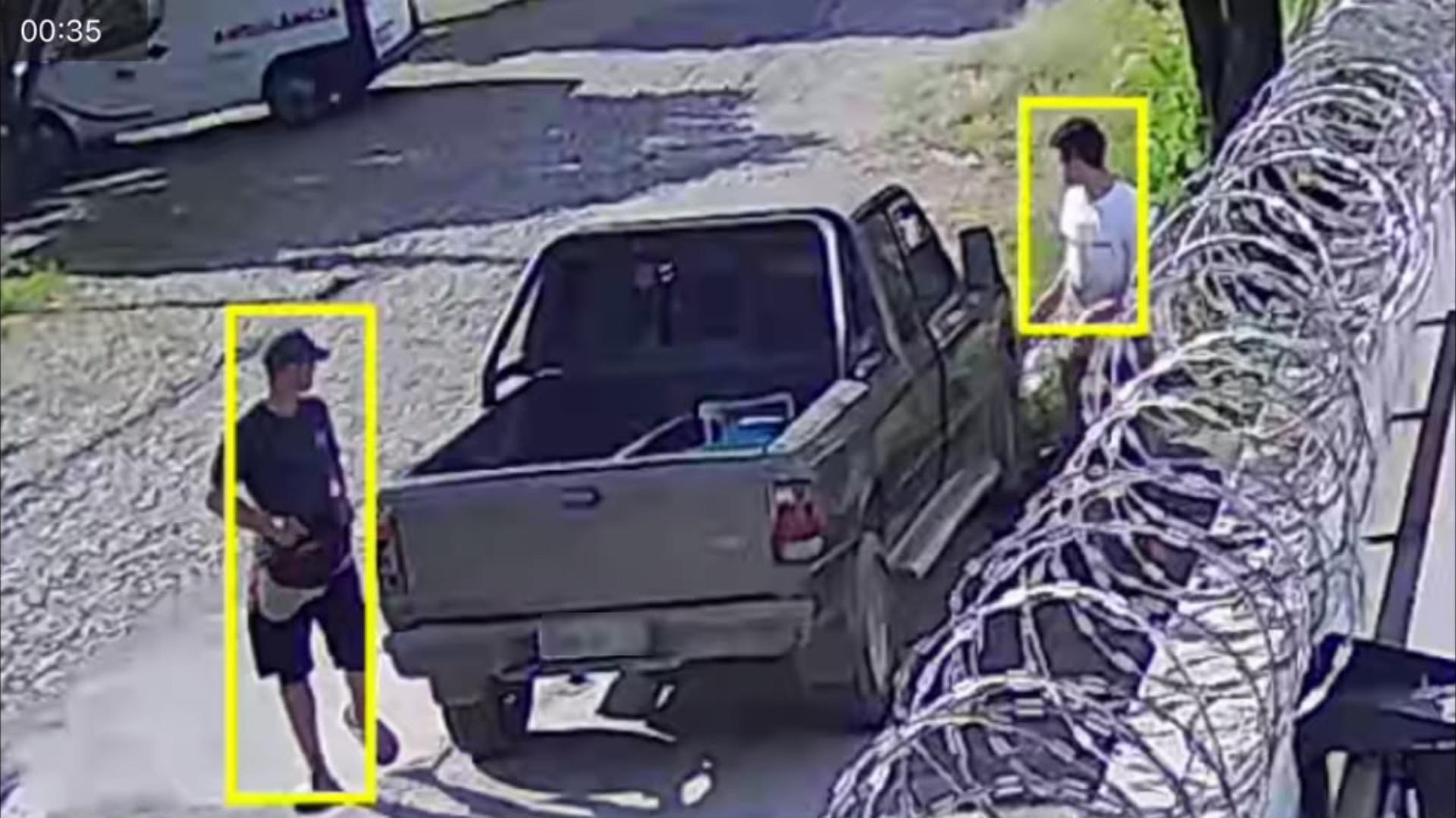 VÍDEO: Dupla invade contêiner e furta cadeira de rodas e materiais usados em casa de assistência a idosos em MG