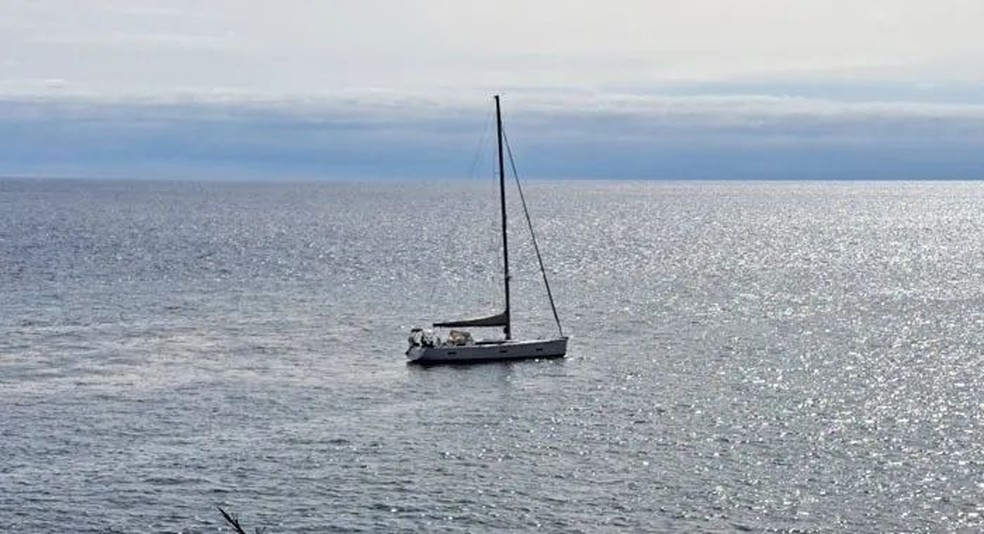 O veleiro Nina Pope antes de naufragar no Oceano Atlântico — Foto: Samsa/Divulgação