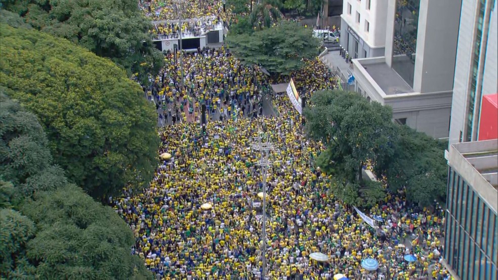 Manifestantes durante ato contra Lula e ministros do STF na Avenida Paulista às 16h — Foto: TV Globo