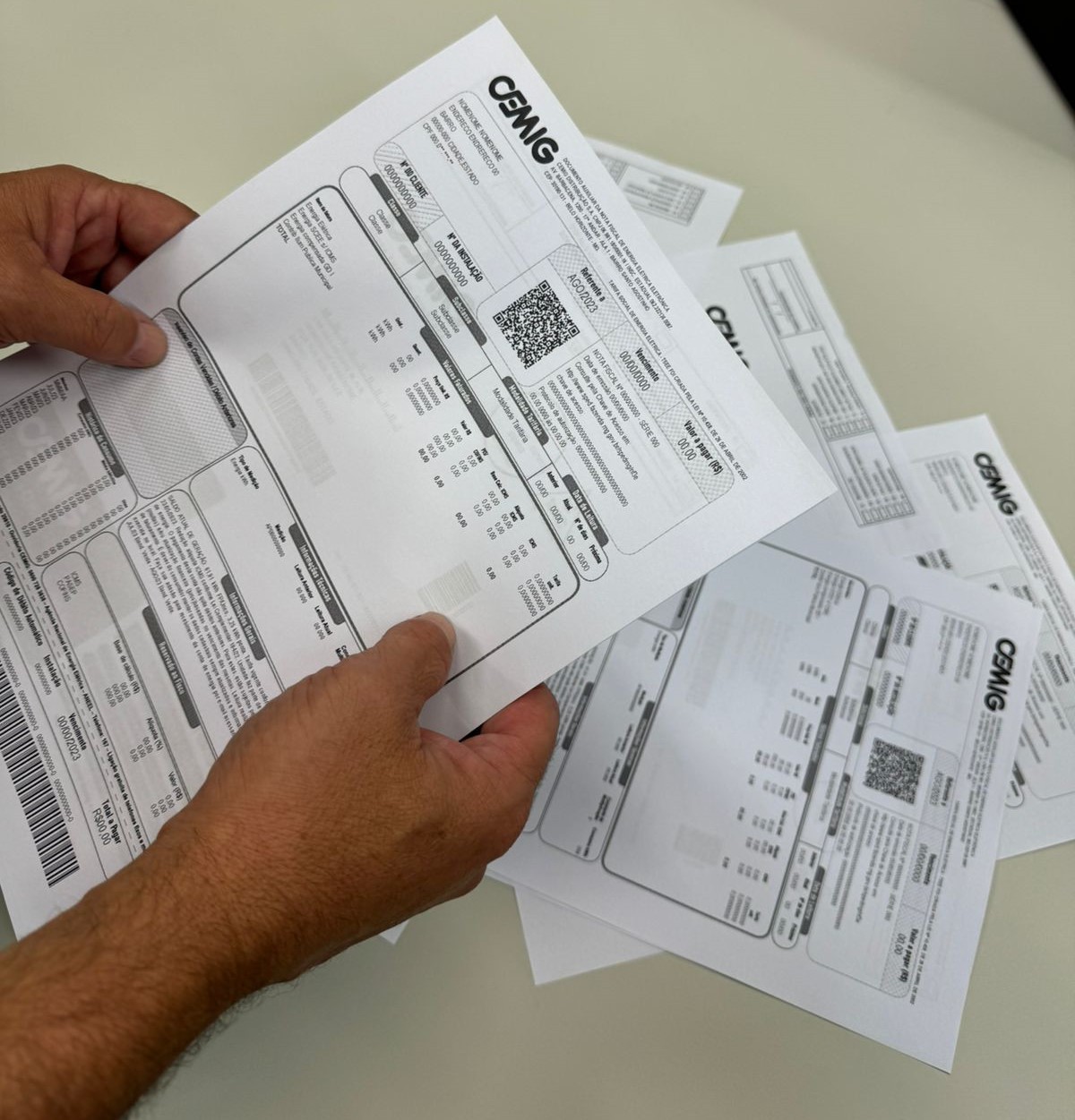 Consumidor que teve R$ 37 mil debitados por erro na conta de luz deve ser indenizado pela Cemig em MG